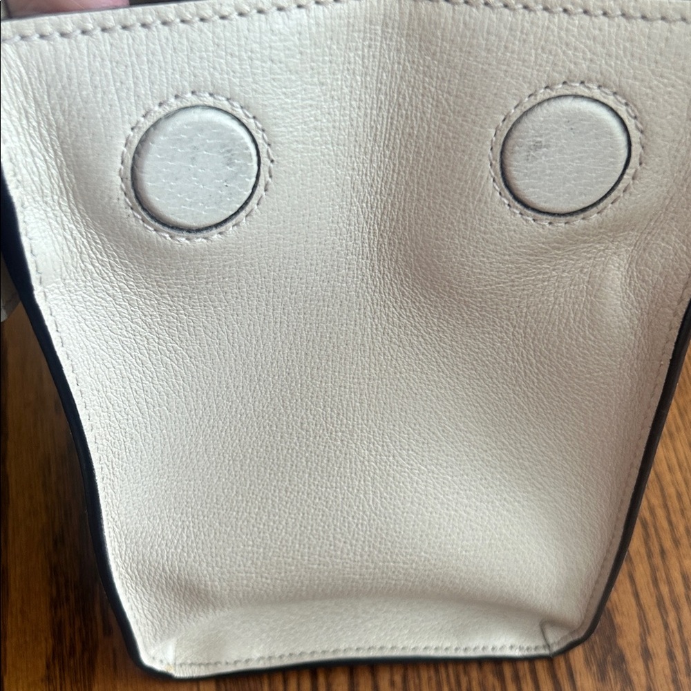Gucci Elegant Cream Handbag with Butterfly Accent and Gucci Strap - Picture 6 of 12